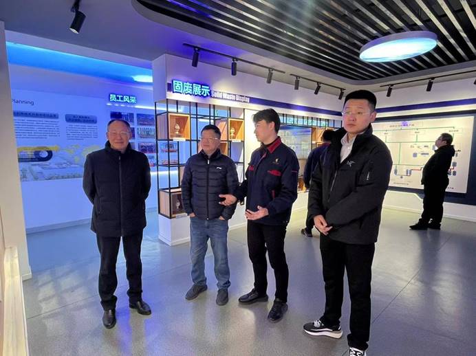 紫金環(huán)?？萍加邢薰镜浇ú墓究疾旖涣?></span></div>
								<h3>紫金環(huán)?？萍加邢薰镜浇ú墓究疾旖涣?/h3>
								<p>1月13日，紫金環(huán)保科技有限公司黃宜彬一行到建材公司考察交流。公司黨委書(shū)記王伍升，總經(jīng)理查全鋼以及建材公司相關(guān)負(fù)責(zé)人陪同。建材公司負(fù)責(zé)人詳細(xì)介紹了該公司膠凝材料的研發(fā)體系，技術(shù)服務(wù)模式和一體化運(yùn)維管理...</p>
							</div>
						</a>
					</li>
														</ul>
			</div>
			<div   id=