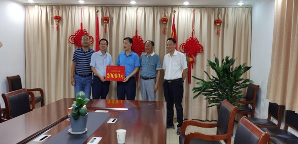 集團(tuán)公司副總經(jīng)理到公司開(kāi)展高溫慰問(wèn) 集團(tuán)公司副總經(jīng)理到公司開(kāi)展高溫慰問(wèn)